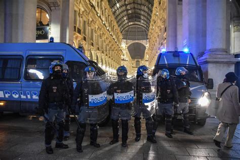 No green pass verso il Duomo, tensione a Milano 